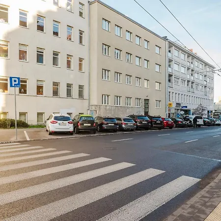 Hala - Na Wylacznosc Tuz Przy Dworcu