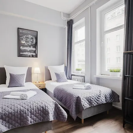 Hala - Na Wylacznosc Tuz Przy Dworcu * Gdynia