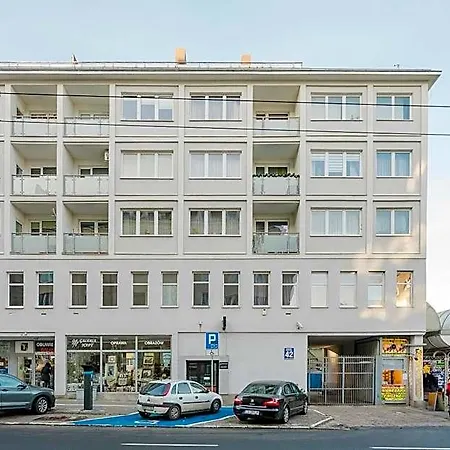 Hala - Na Wylacznosc Tuz Przy Dworcu