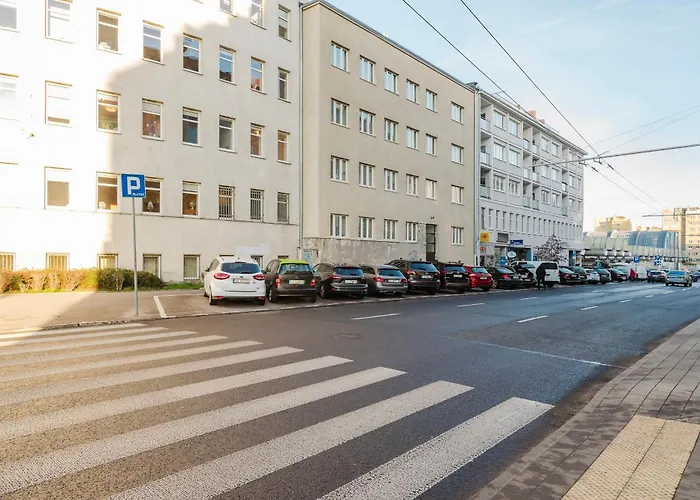 Hala - Na Wylacznosc Tuz Przy Dworcu