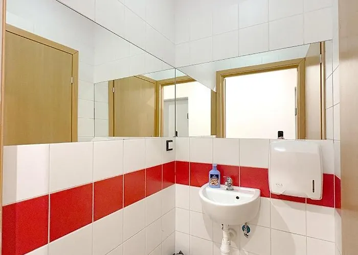 Hala - Na Wylacznosc Tuz Przy Dworcu *