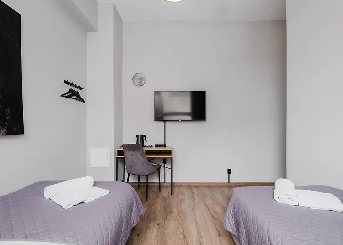 Hala - Na Wylacznosc Tuz Przy Dworcu *