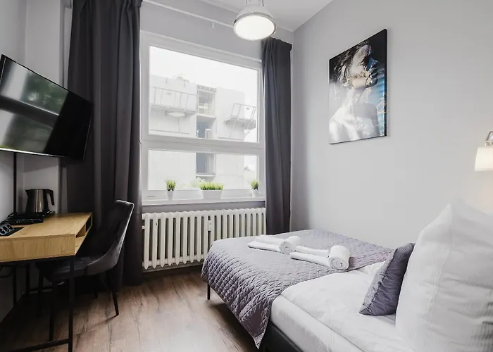 Hala - Na Wylacznosc Tuz Przy Dworcu *