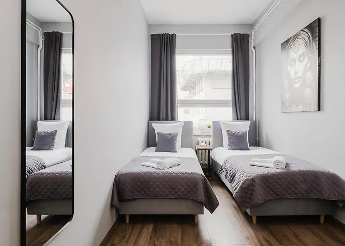 Hala - Na Wylacznosc Tuz Przy Dworcu *