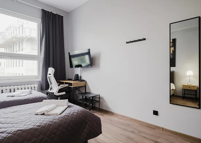 Hala - Na Wylacznosc Tuz Przy Dworcu